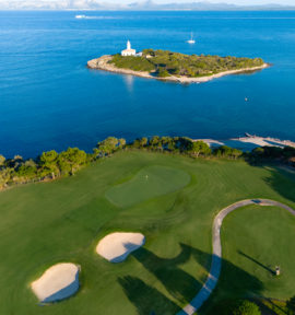 Golfplatz Alcanada Mallorca Blick auf Leuchtturm