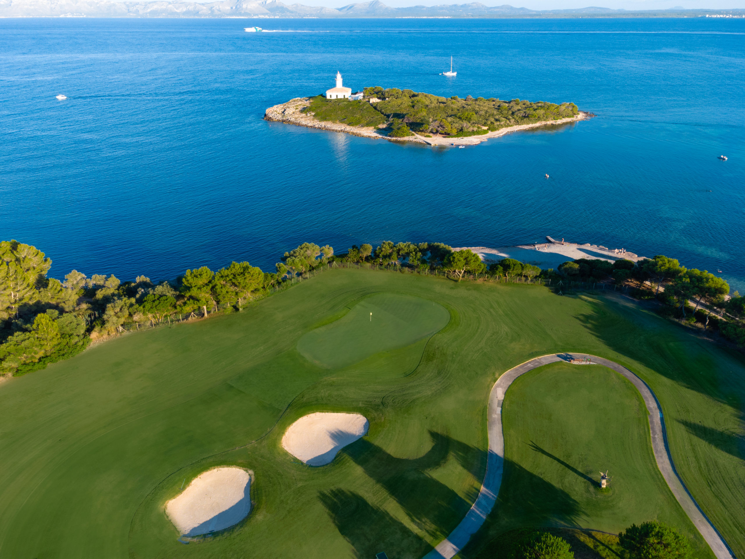 Golfplatz Alcanada Mallorca Blick auf Leuchtturm